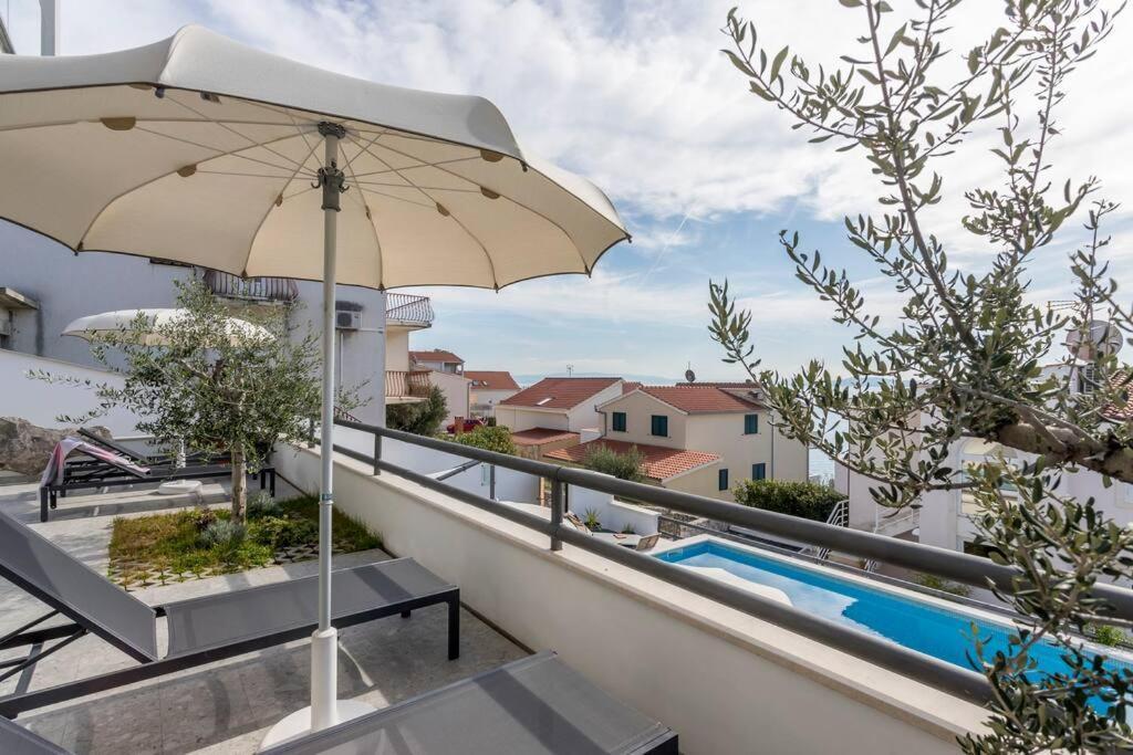 Holiday Home Lolina,Sea On A Palm! Heated Pool Trogir Exterior foto