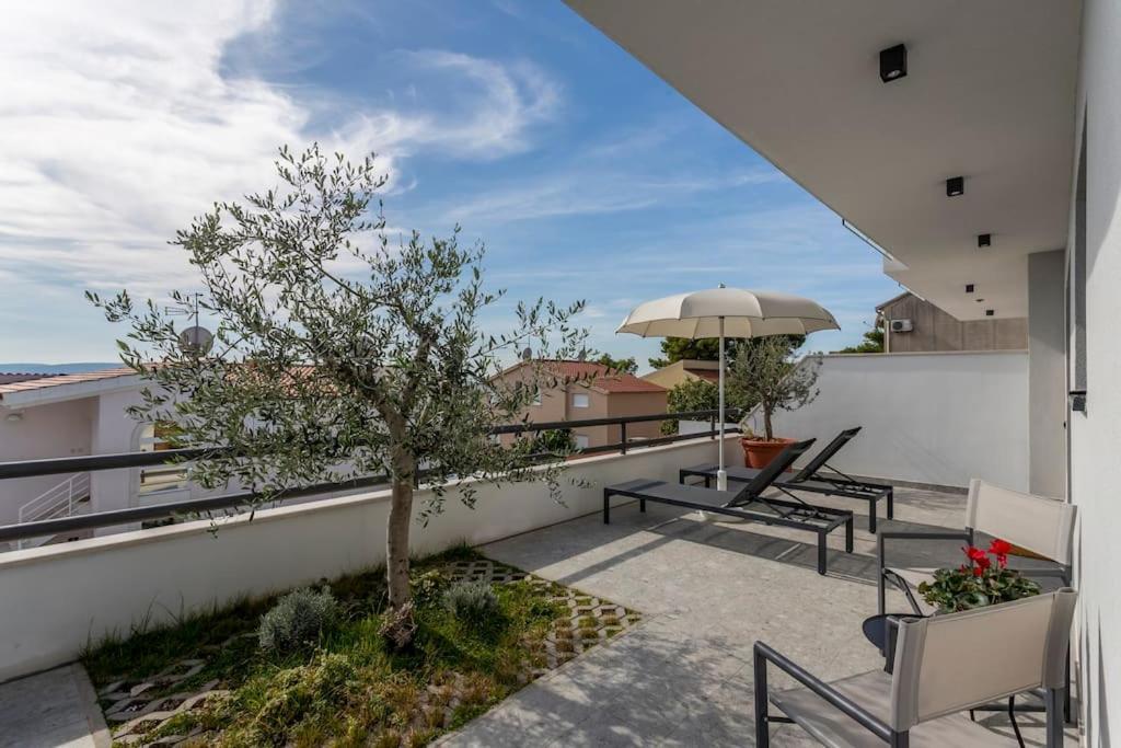 Holiday Home Lolina,Sea On A Palm! Heated Pool Trogir Exterior foto