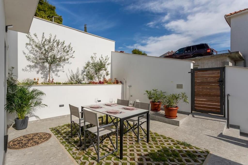 Holiday Home Lolina,Sea On A Palm! Heated Pool Trogir Exterior foto
